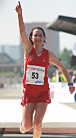 Melanie Kraus l&auml;uft jubelnd zur WM-Norm.